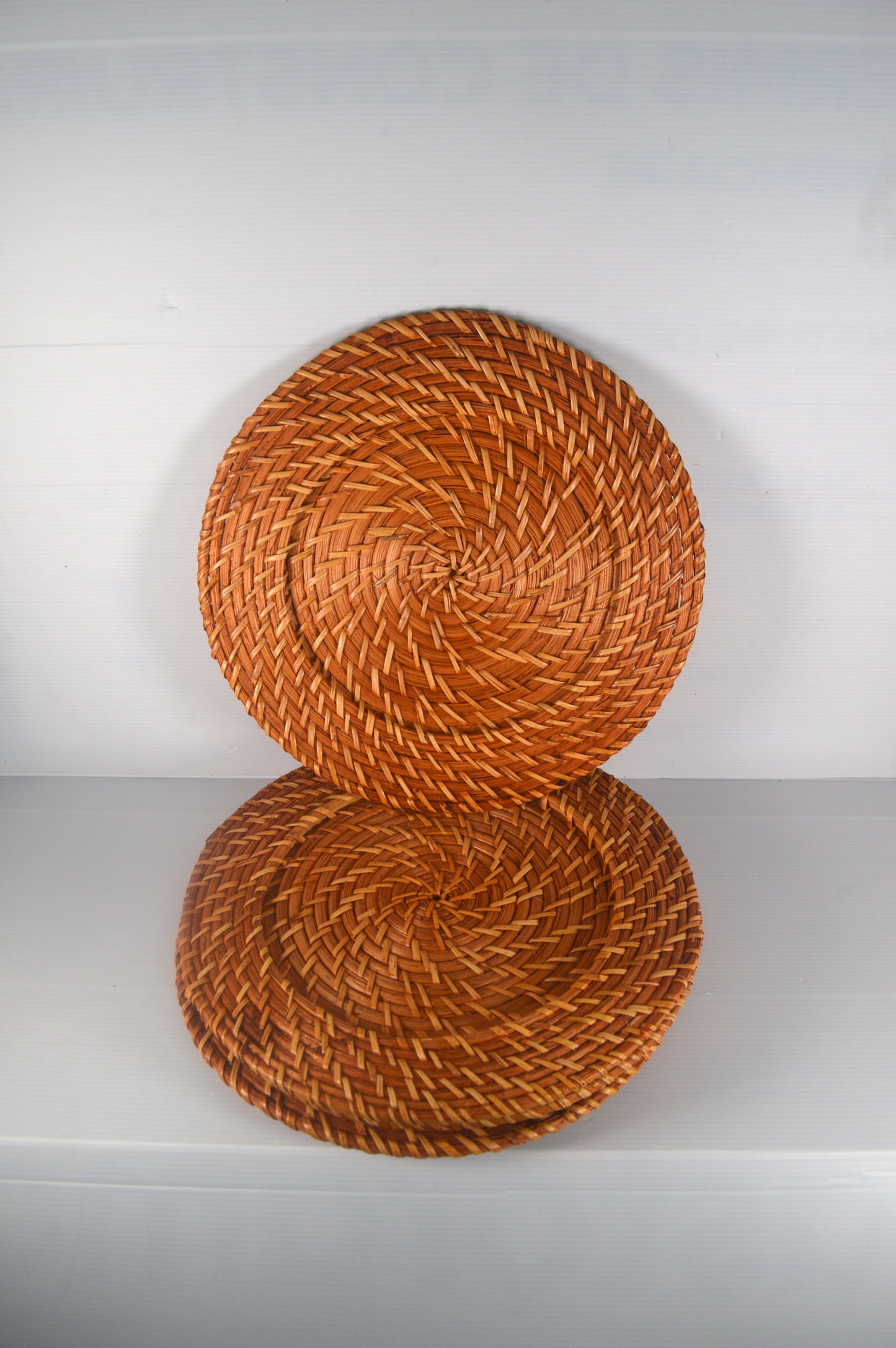 sous-assiettes-en-rotin