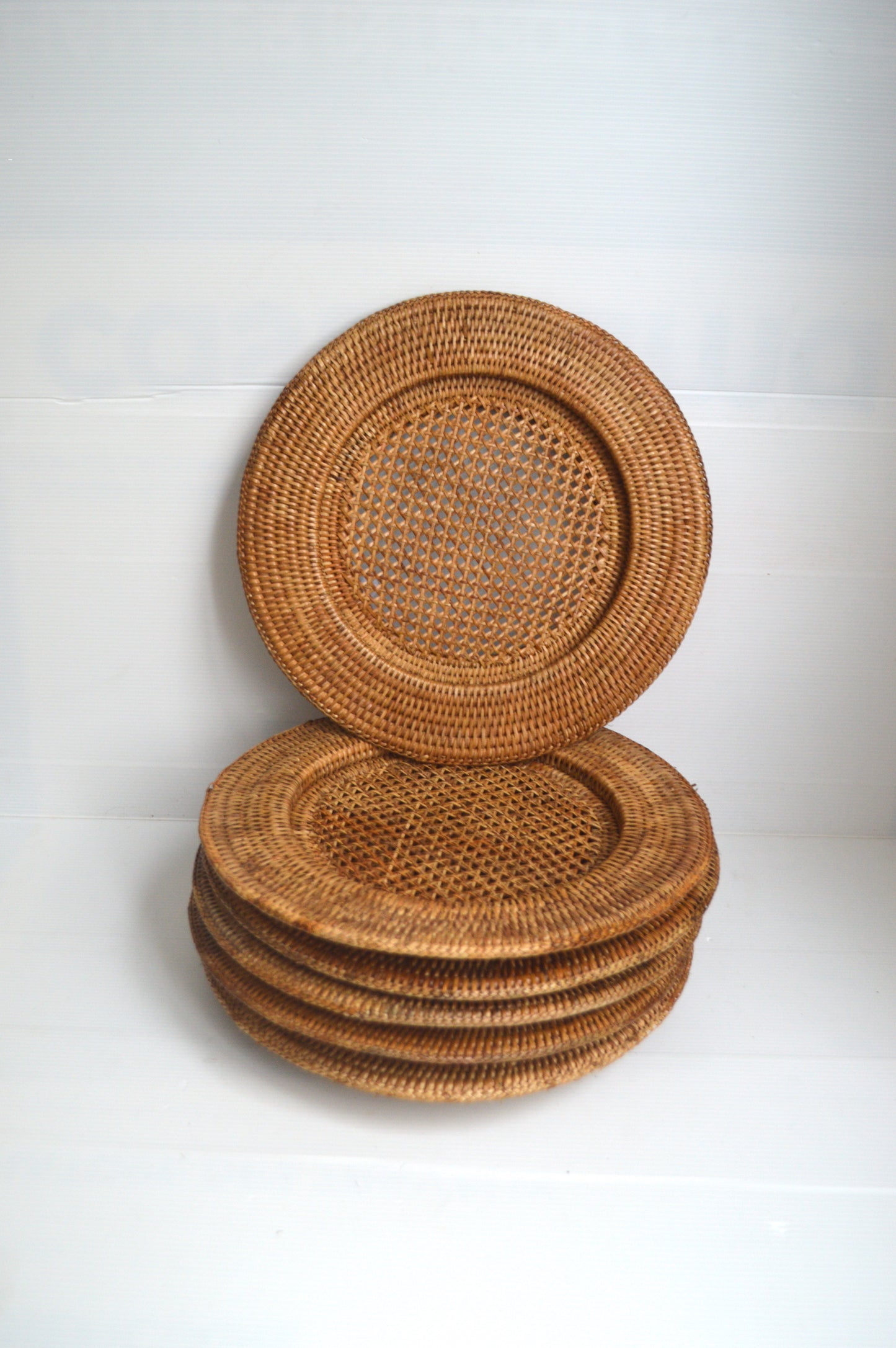 sous-assiettes-en-rotin