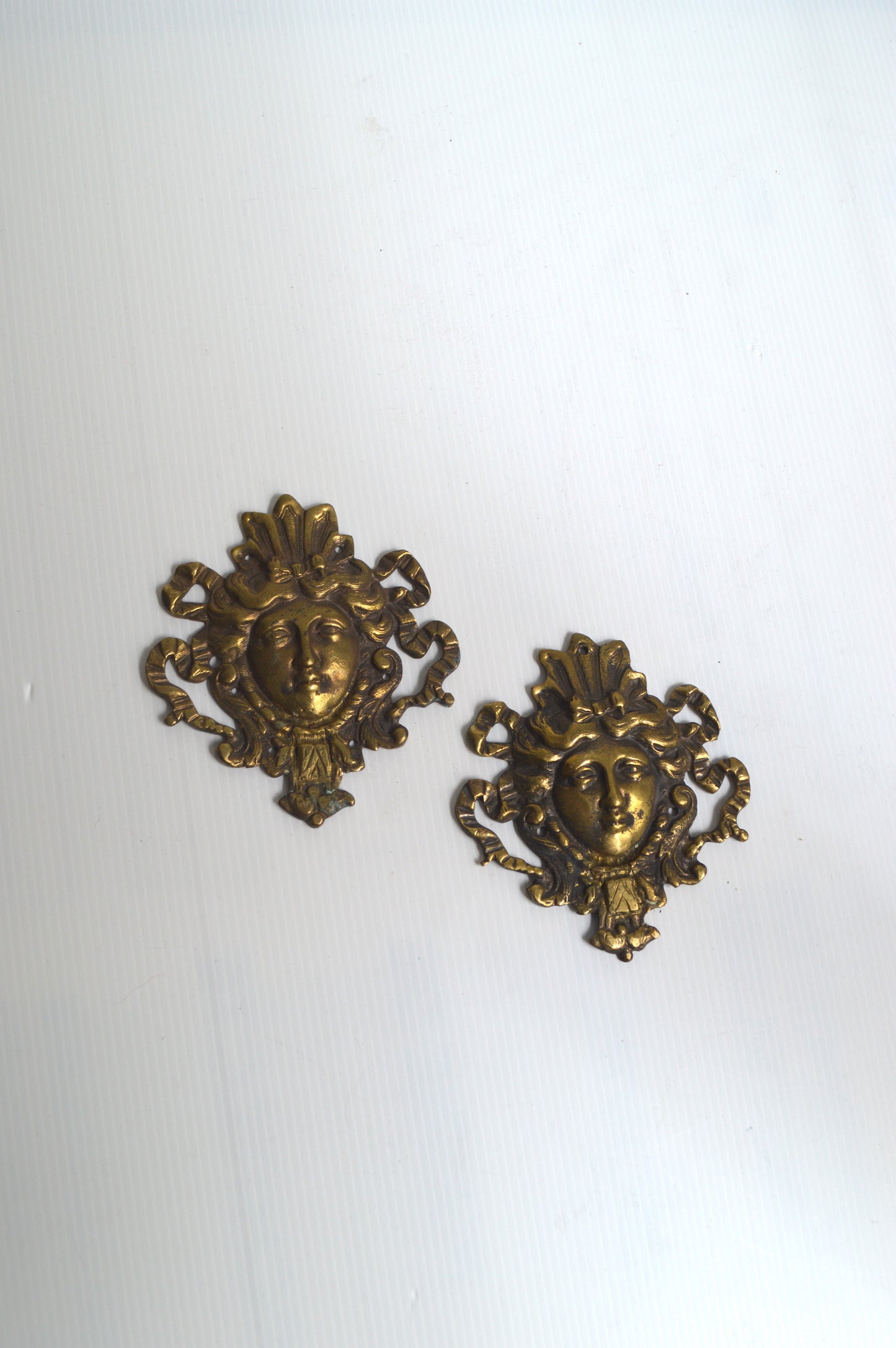 visage-mural-en-bronze