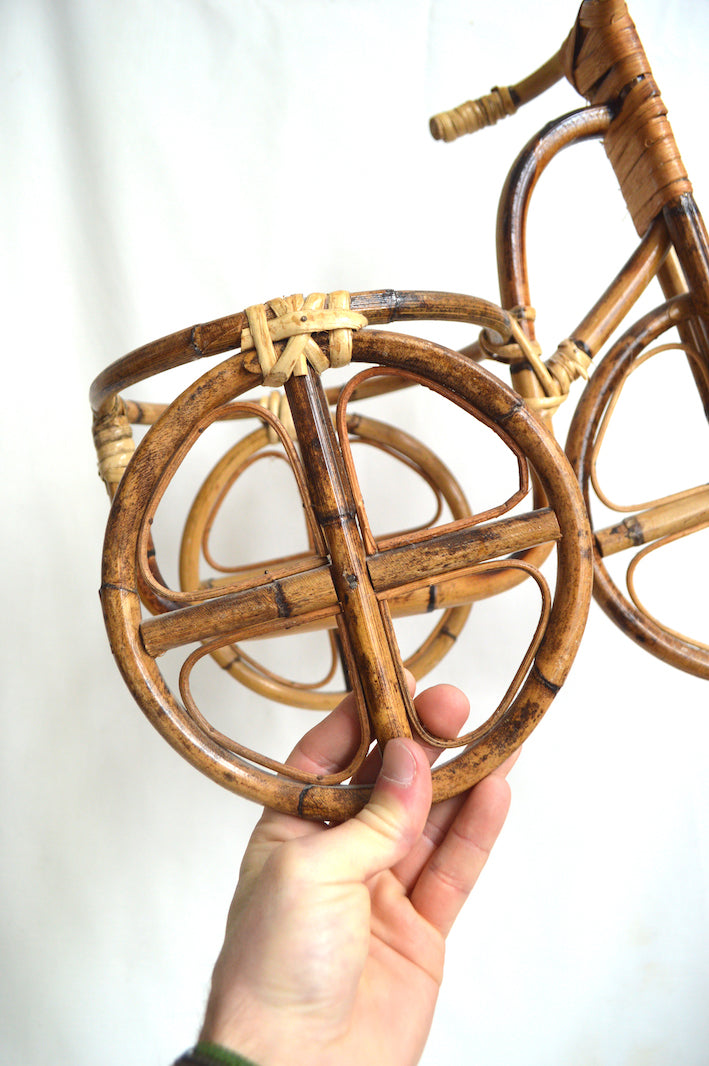 Vélo en rotin