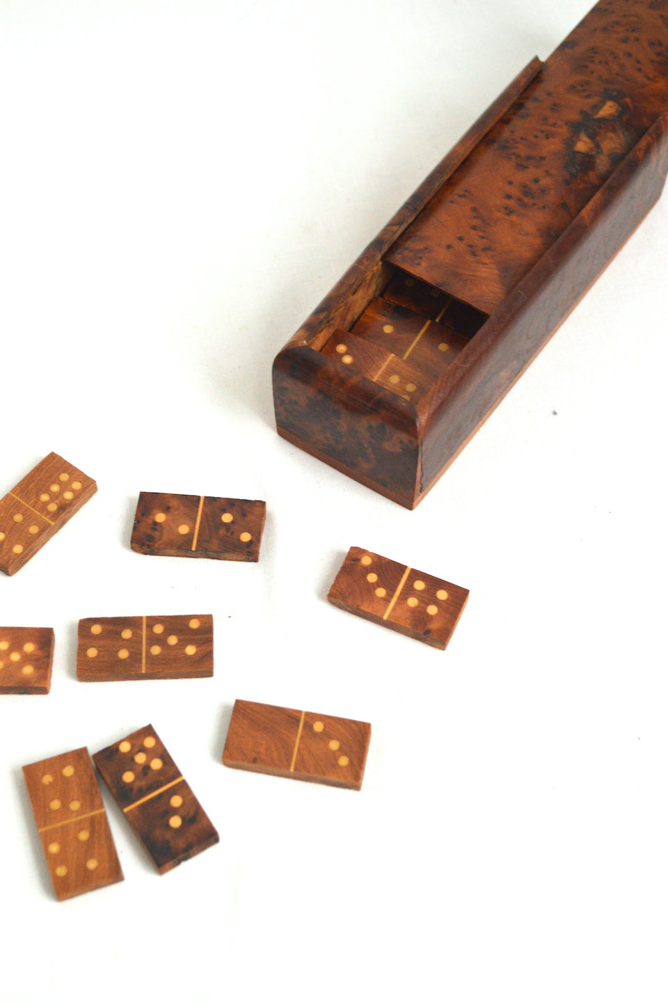 Boîte de dominos vintage