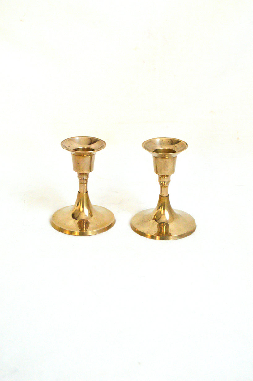 Paire de bougeoirs dorés