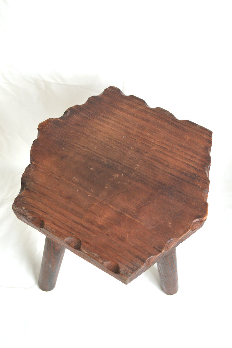 Tabouret tripode hexagonal