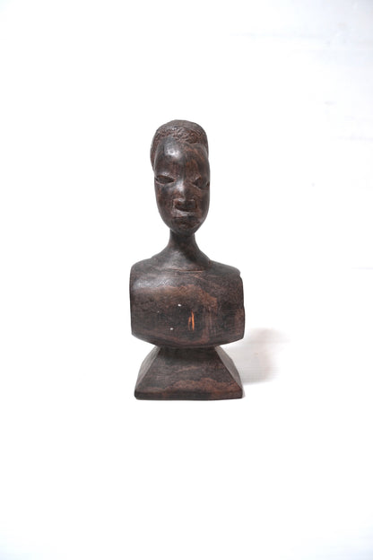 Buste africain en bois sculpté