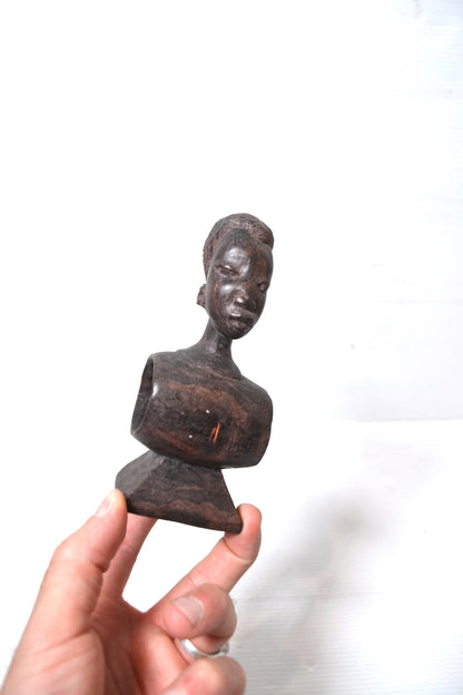 Buste africain en bois sculpté