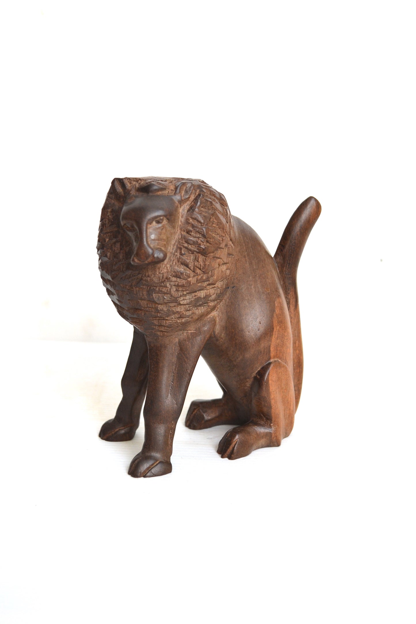 Lion en bois sculpté Kenya