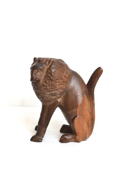 Lion en bois sculpté Kenya
