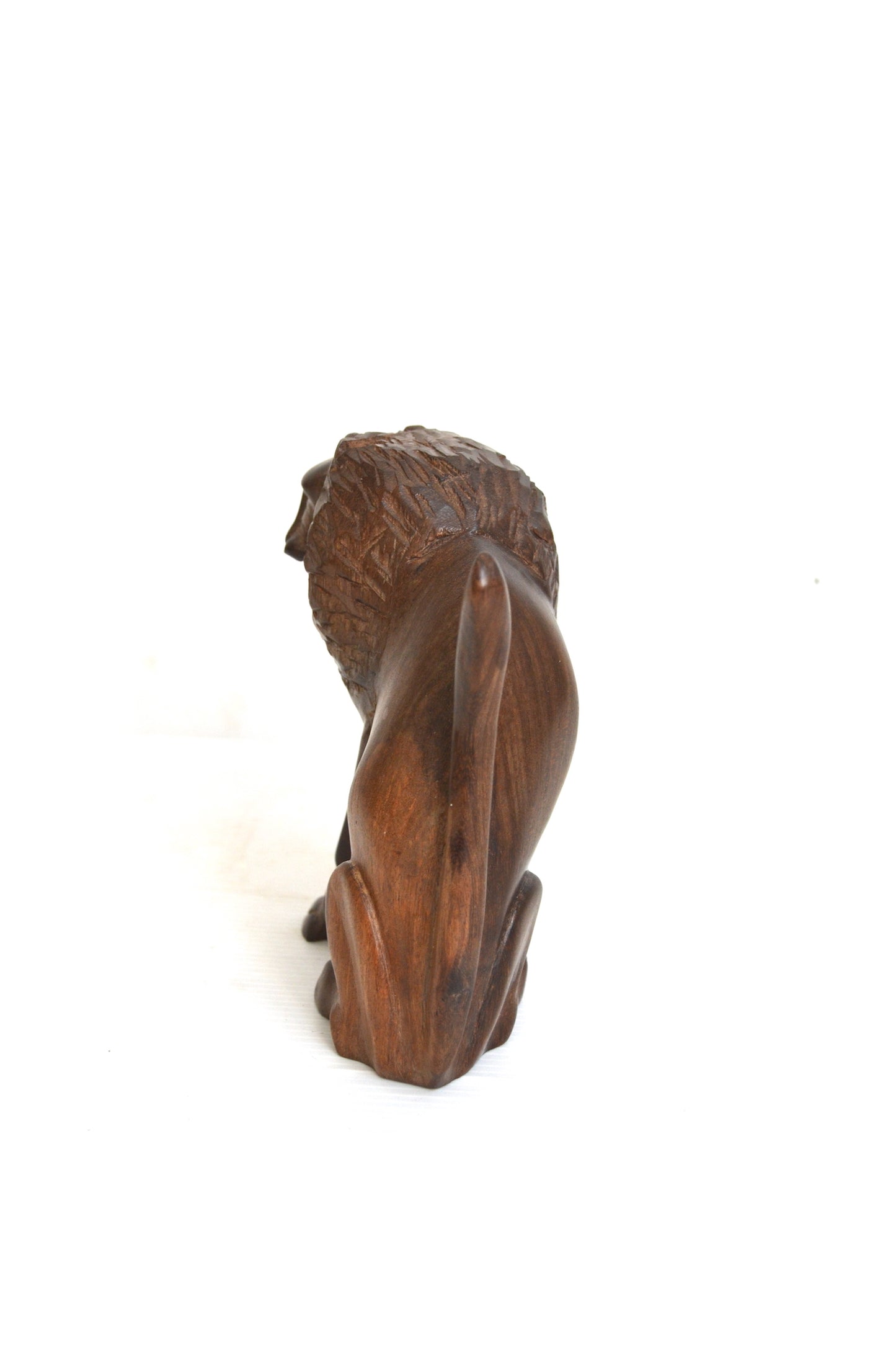 Lion en bois sculpté Kenya