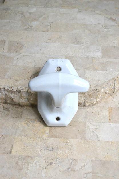 Patère en porcelaine