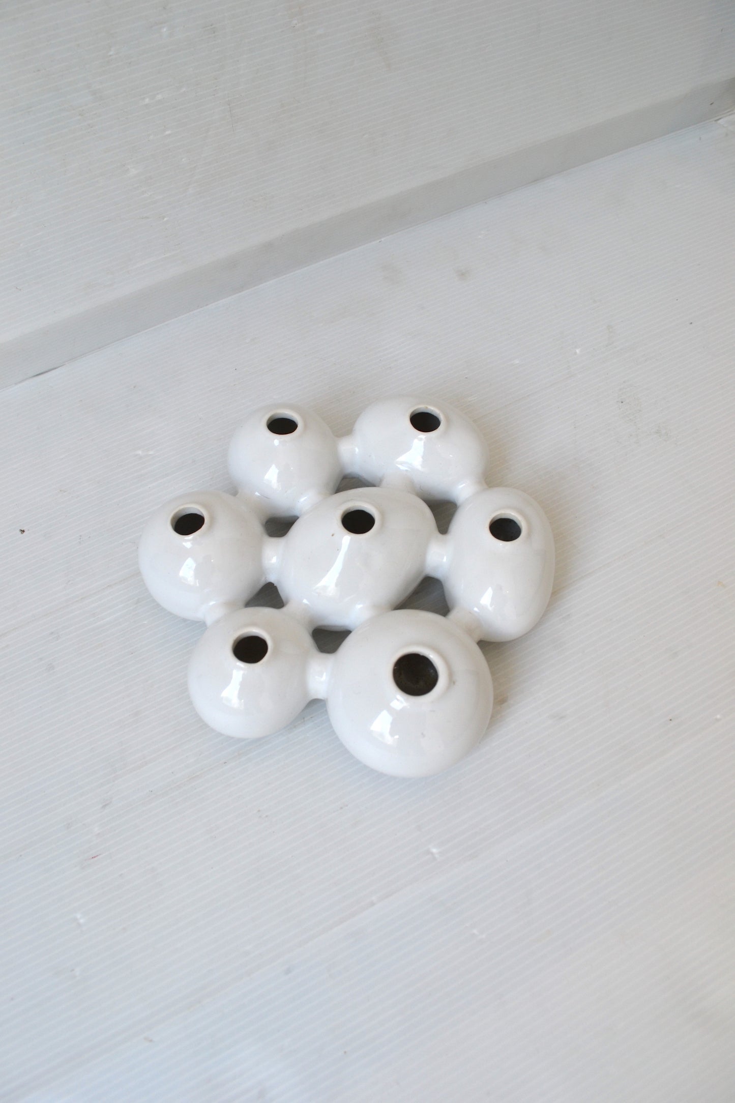 Vase à trous