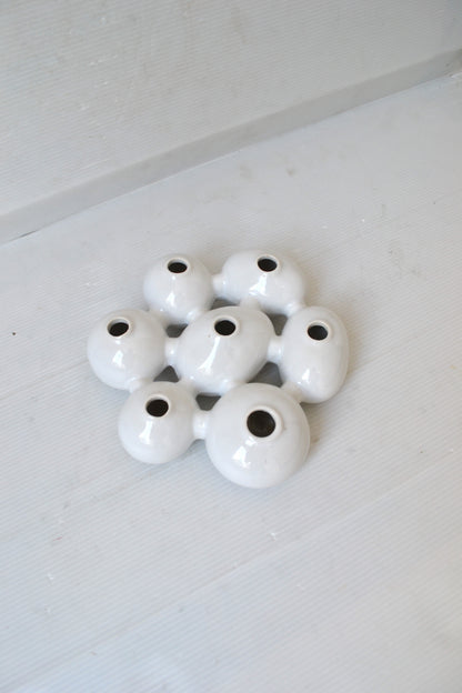 Vase à trous