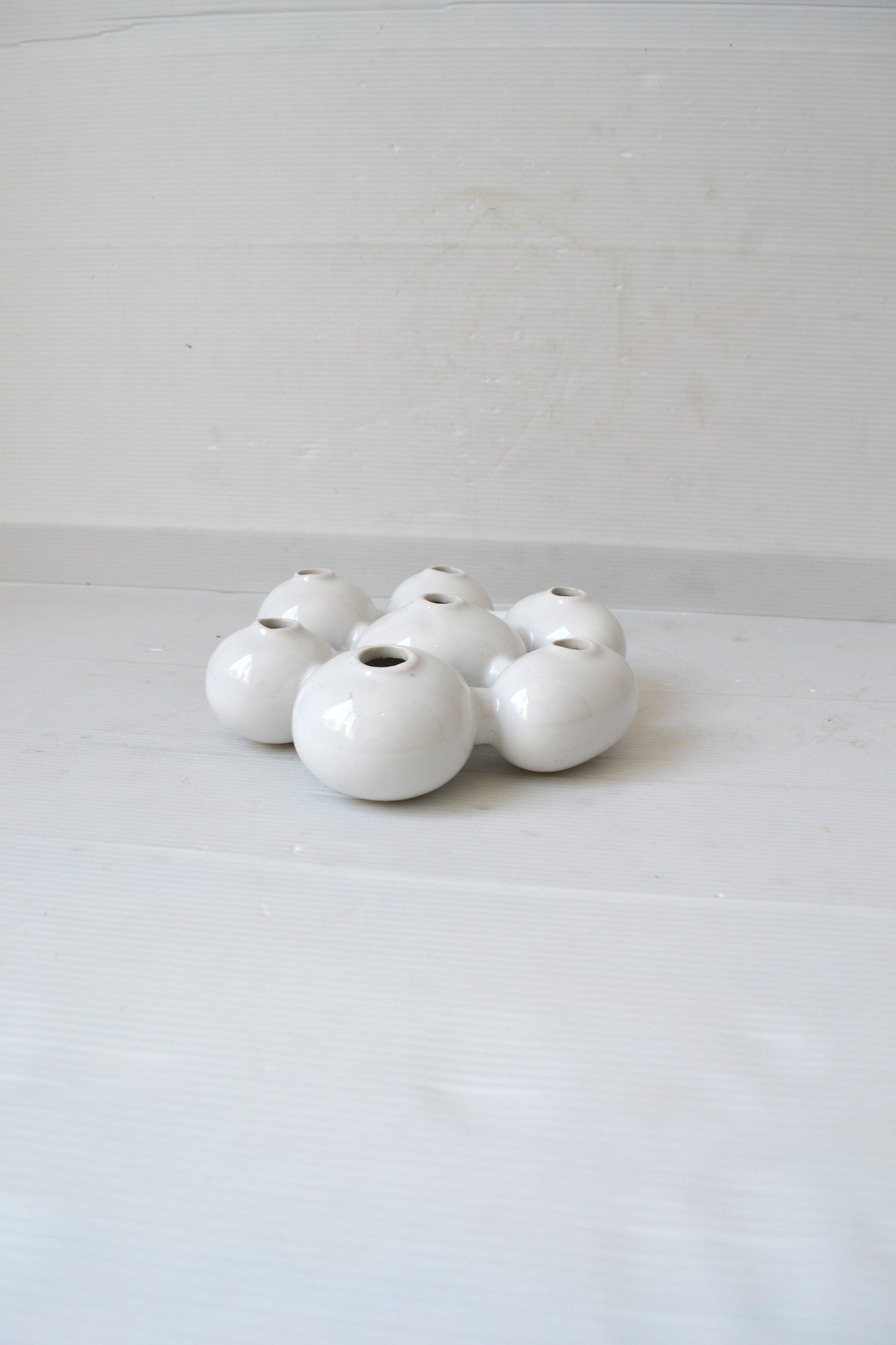 Vase à trous