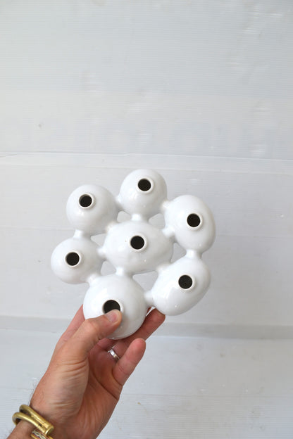 Vase à trous