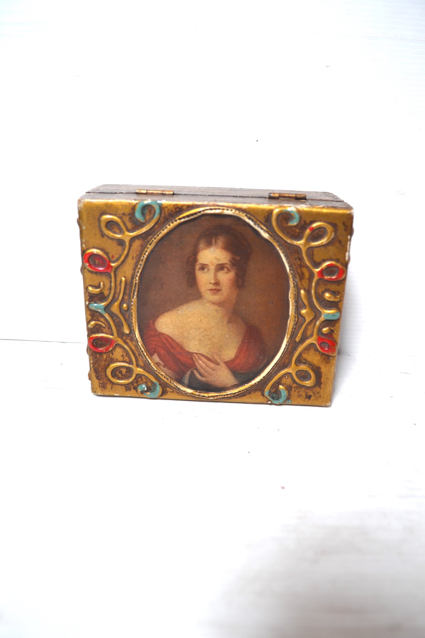 Ancienne boite à bijoux dorée