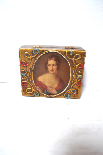Ancienne boite à bijoux dorée