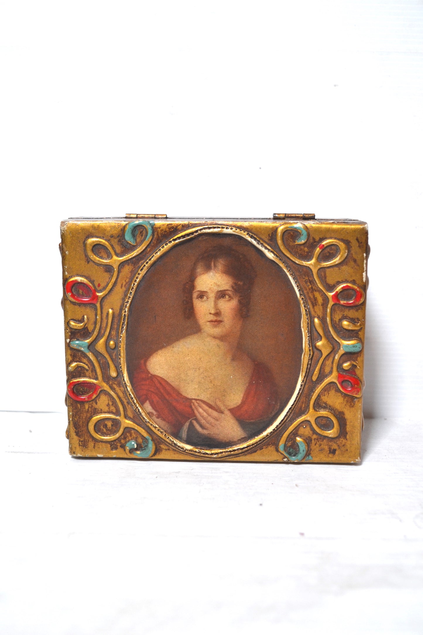 Ancienne boite à bijoux dorée