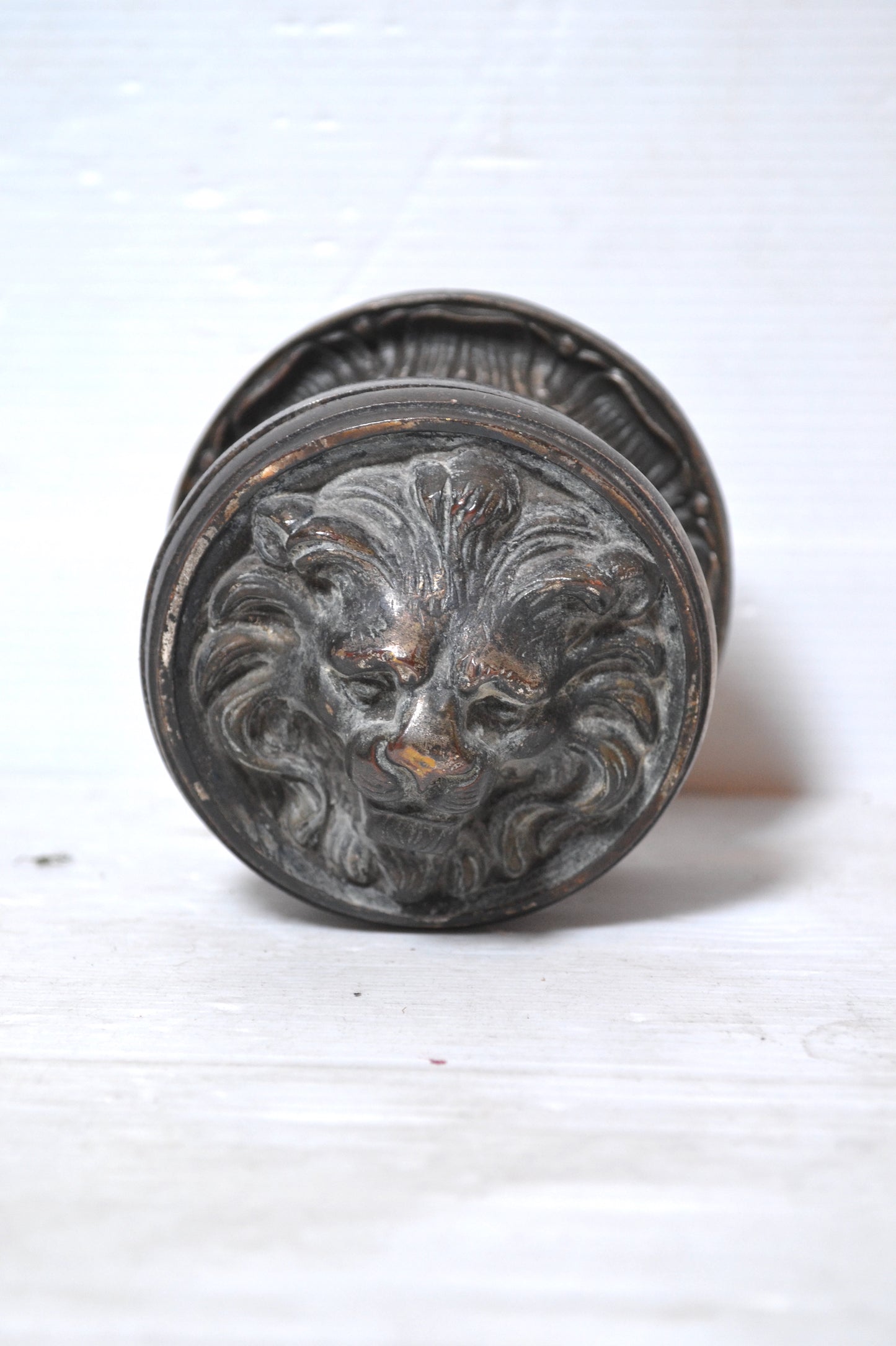 Ancien bouton de porte en forme de tête de lion