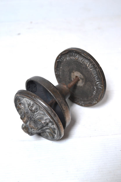 Ancien bouton de porte en forme de tête de lion