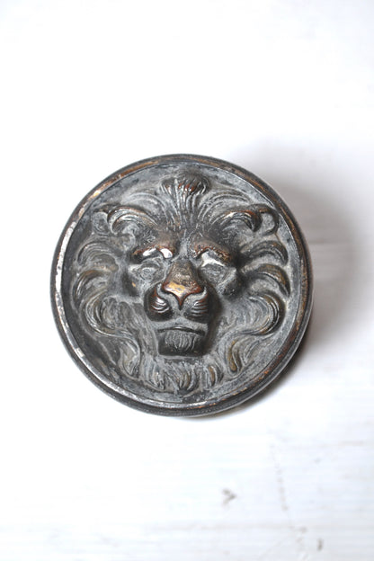 Ancien bouton de porte en forme de tête de lion