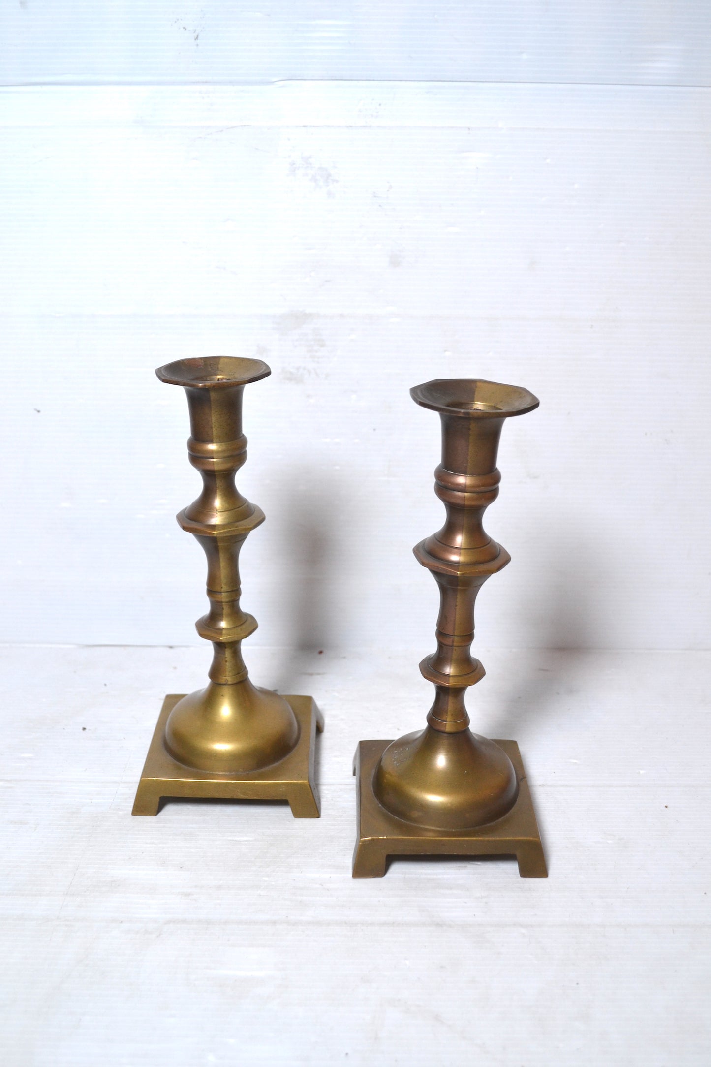 Paire de chandeliers en laiton