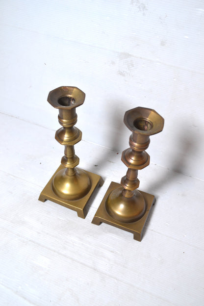 Paire de chandeliers en laiton
