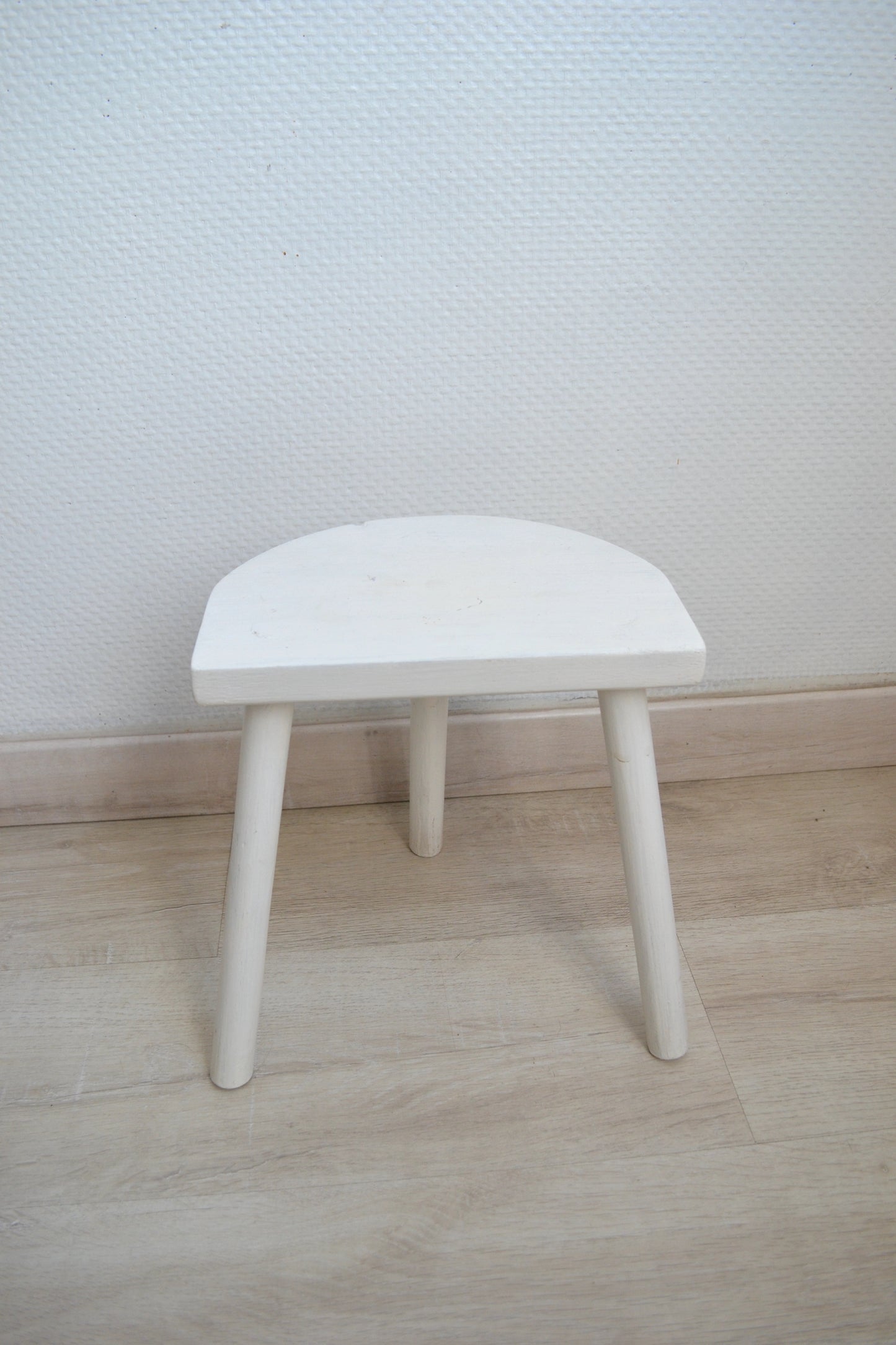Tabouret tripode blanc