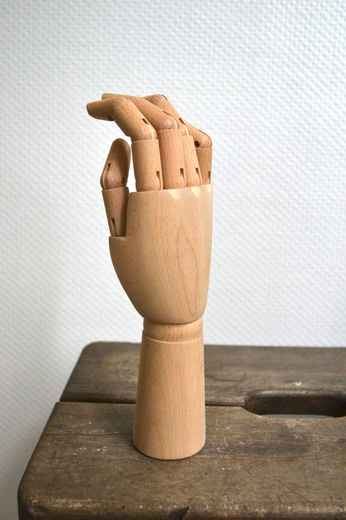 Main articulée en bois