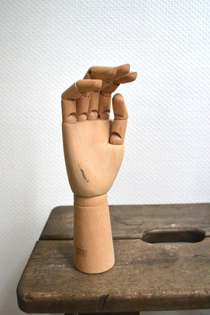 Main articulée en bois