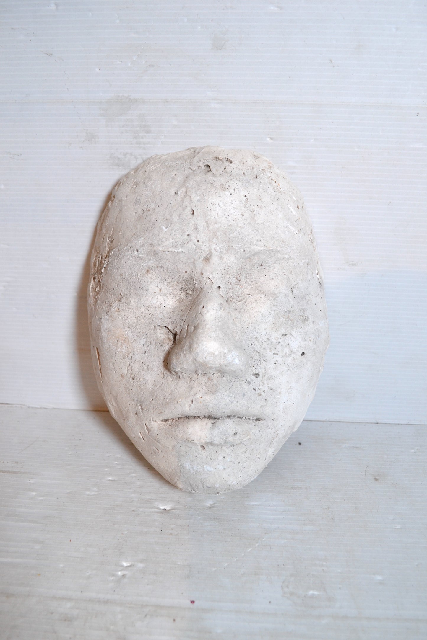 Visage en plâtre à suspendre