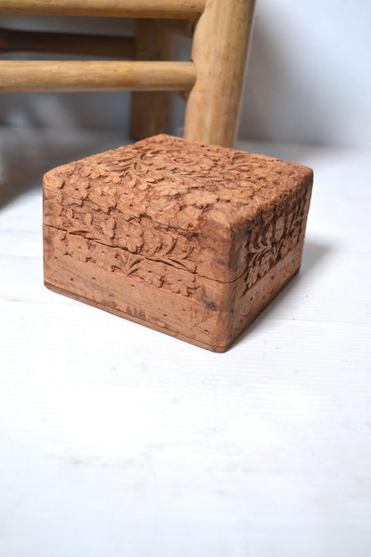 Boite à bijoux indienne en bois sculpté