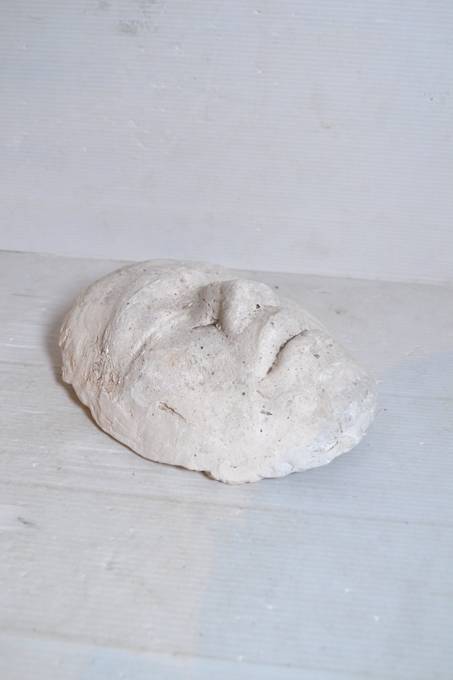 Visage en plâtre à suspendre