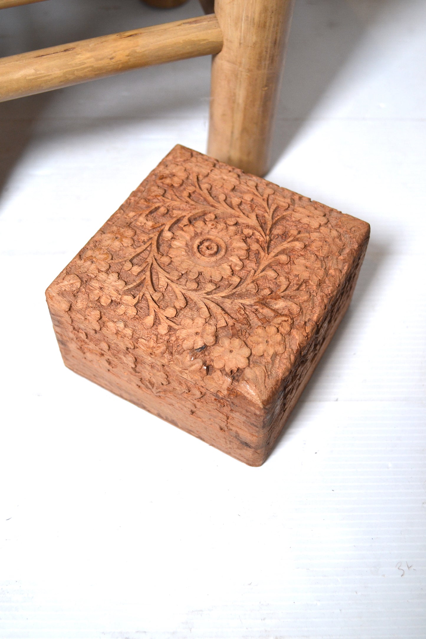 Boite à bijoux indienne en bois sculpté