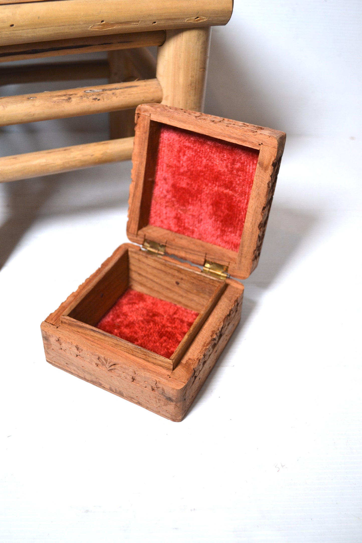 Boite à bijoux indienne en bois sculpté