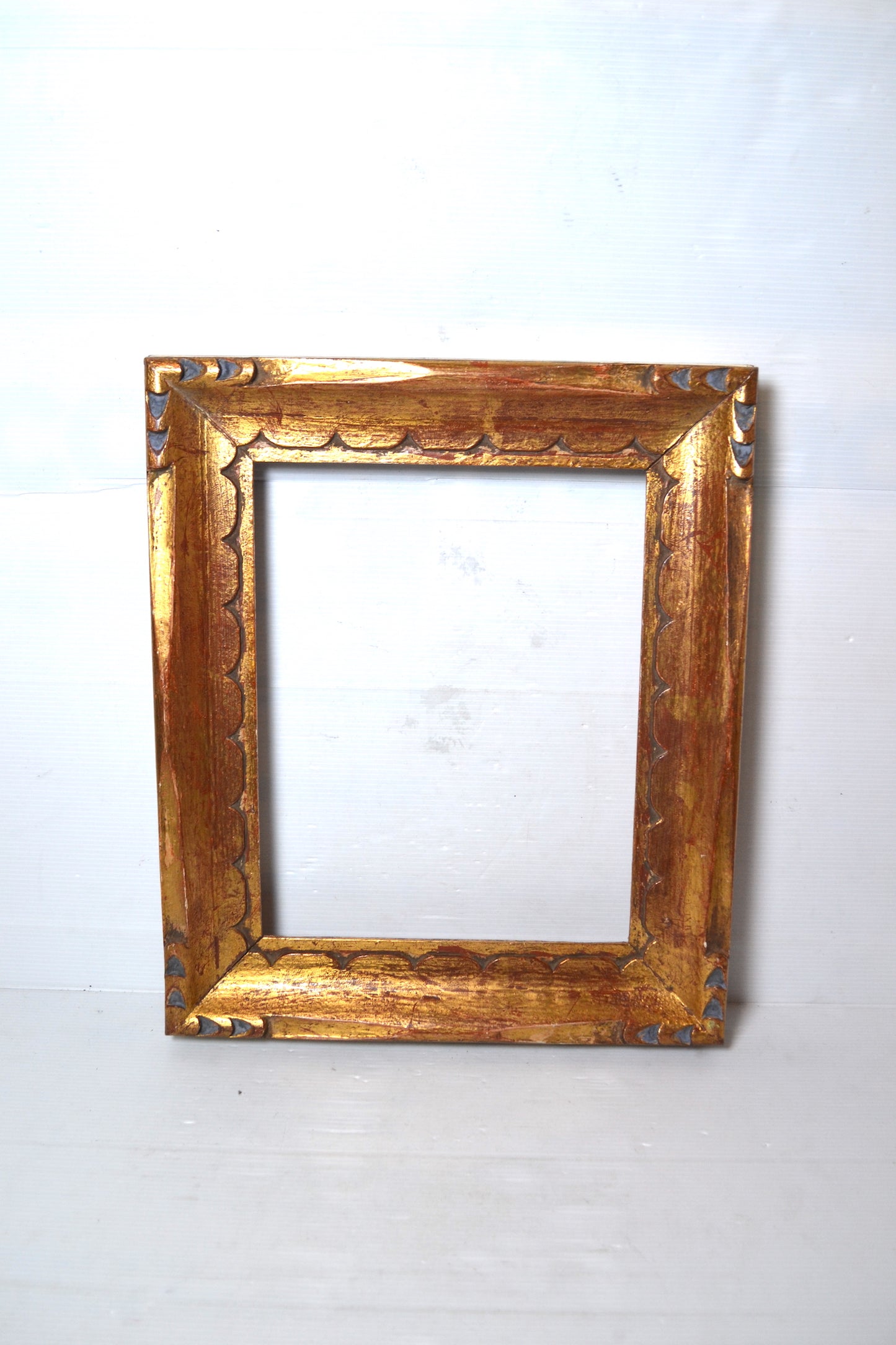 Ancien cadre doré en bois sculpté