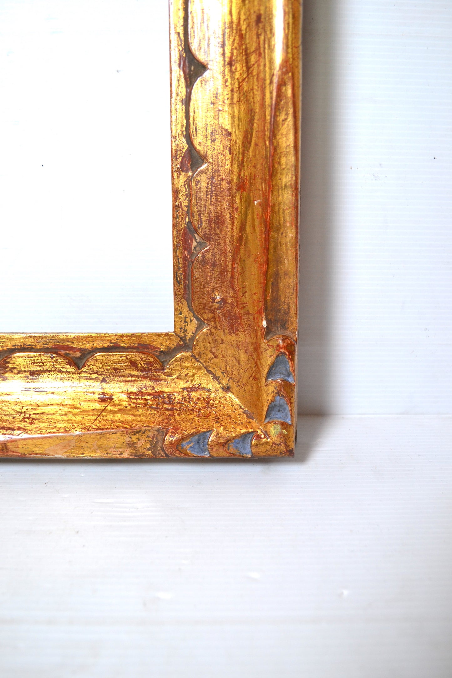 Ancien cadre doré en bois sculpté