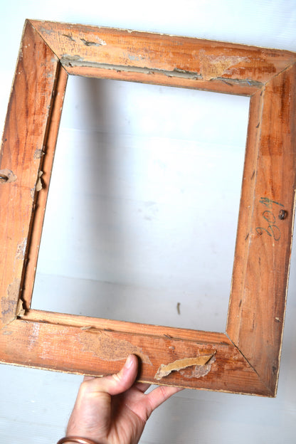 Ancien cadre doré en bois sculpté