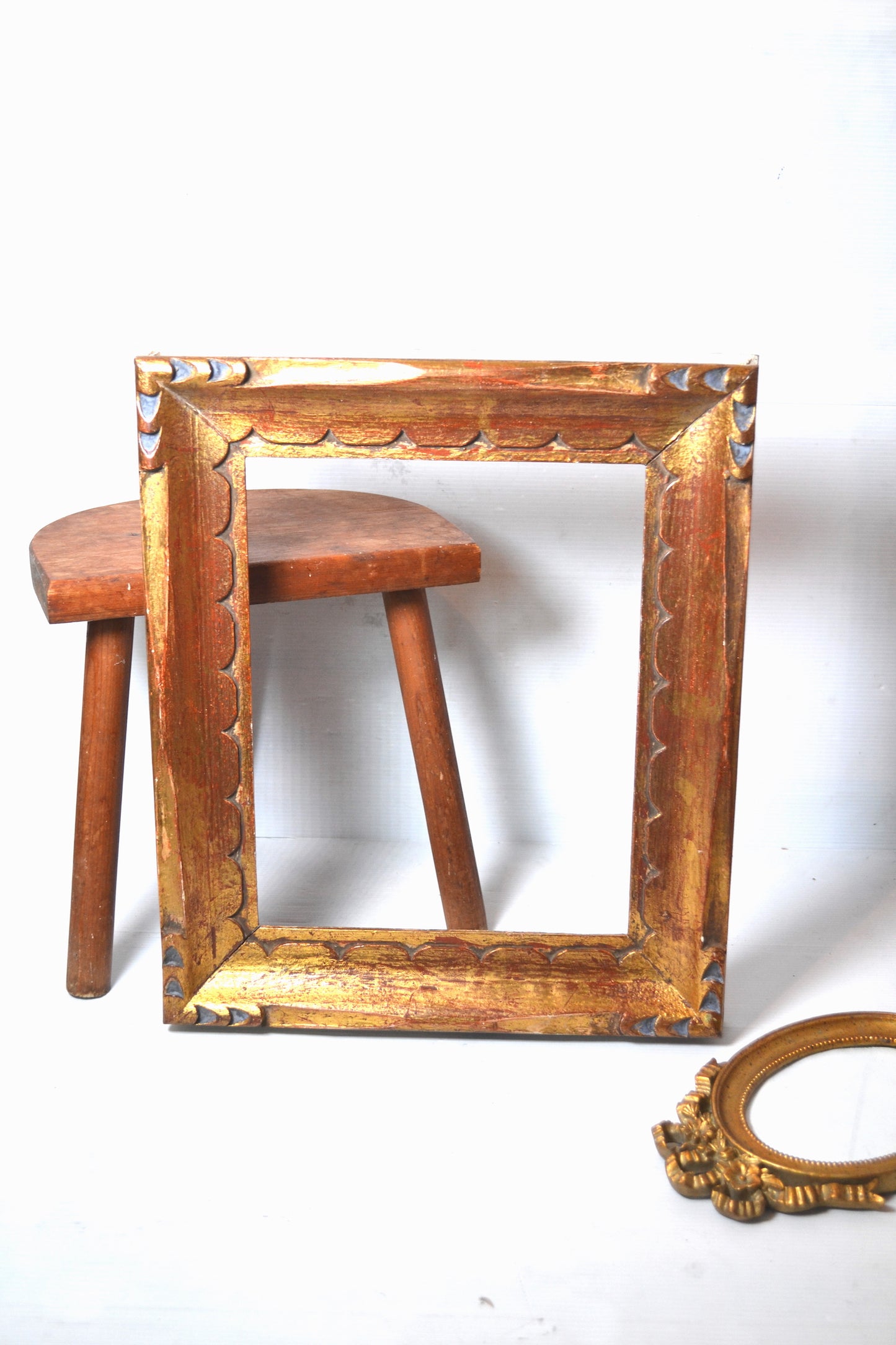 Ancien cadre doré en bois sculpté