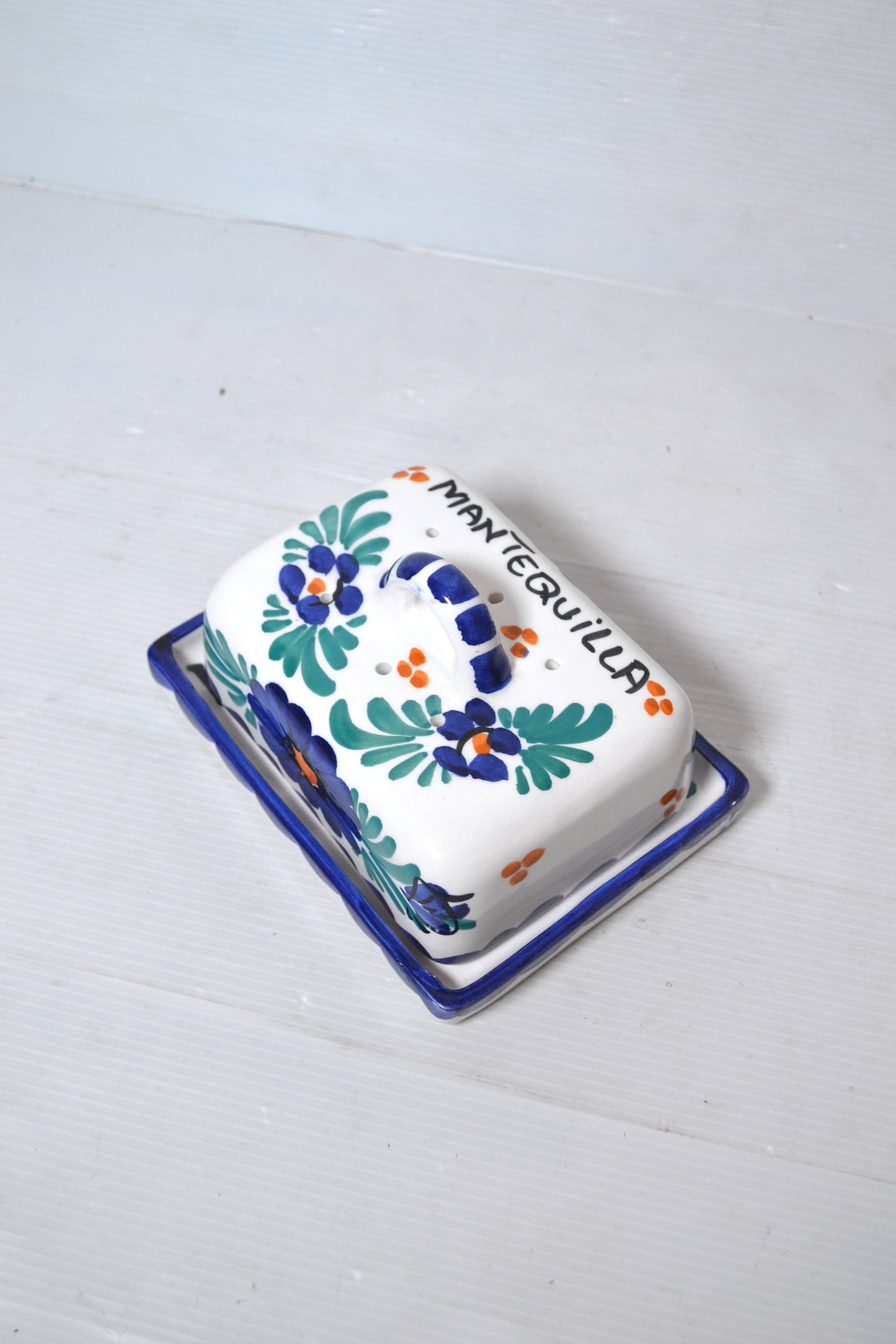 Ancien beurrier peint à la main