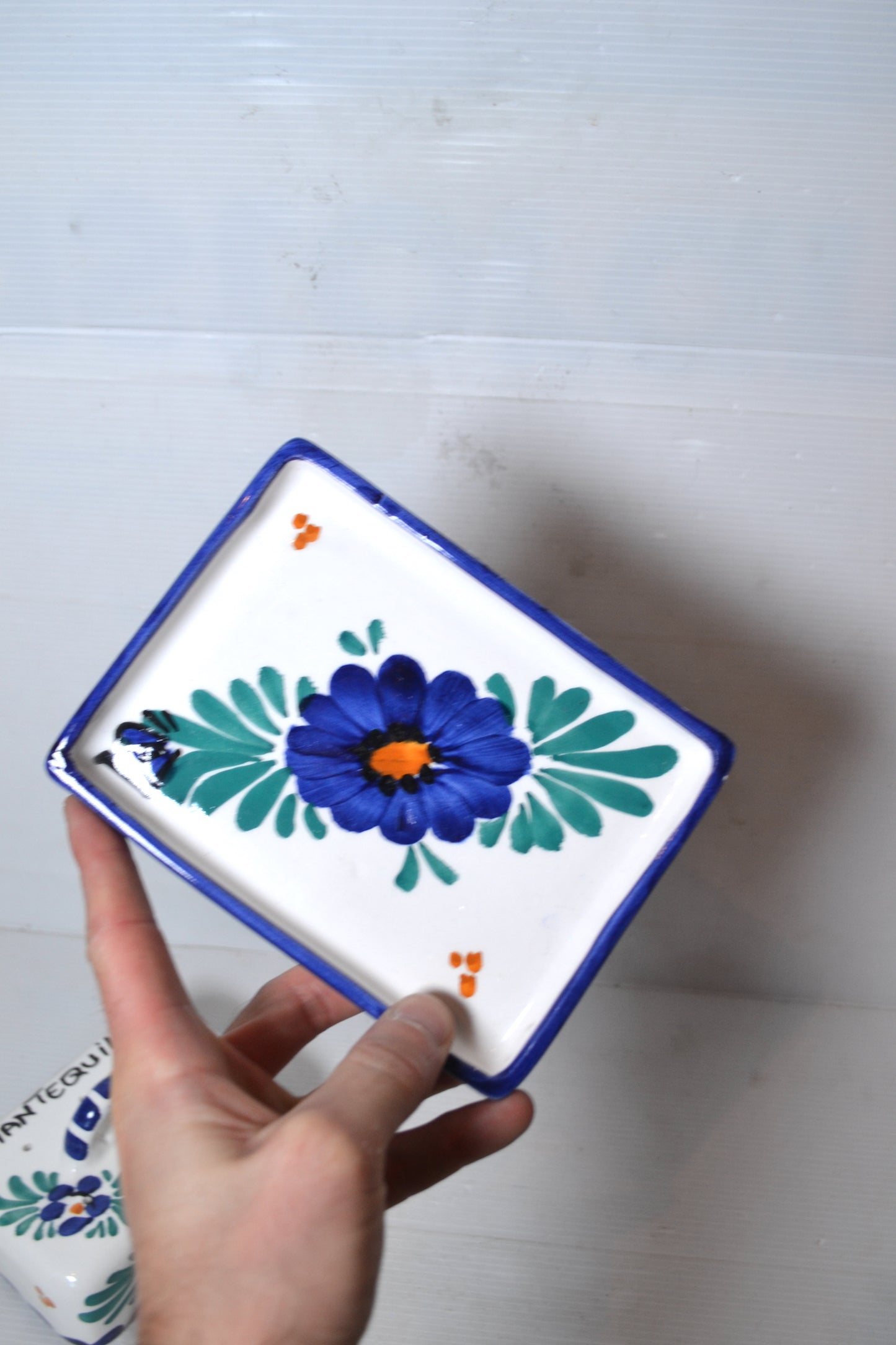 Ancien beurrier peint à la main