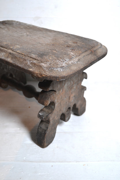 Ancien tabouret en bois
