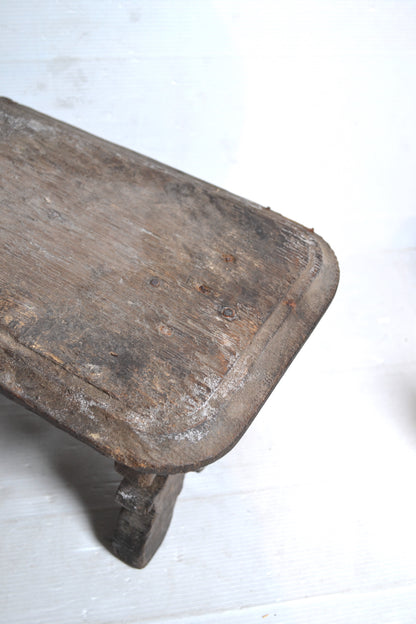Ancien tabouret en bois