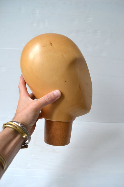 Tête à chapeau