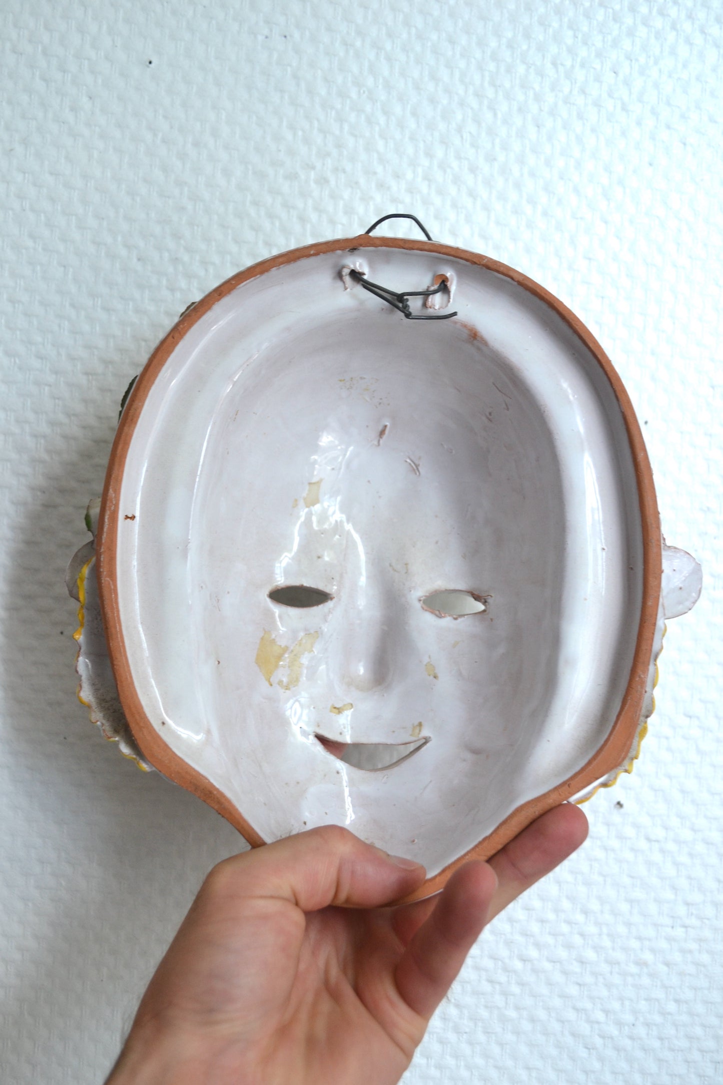 Masque italien en barbotine