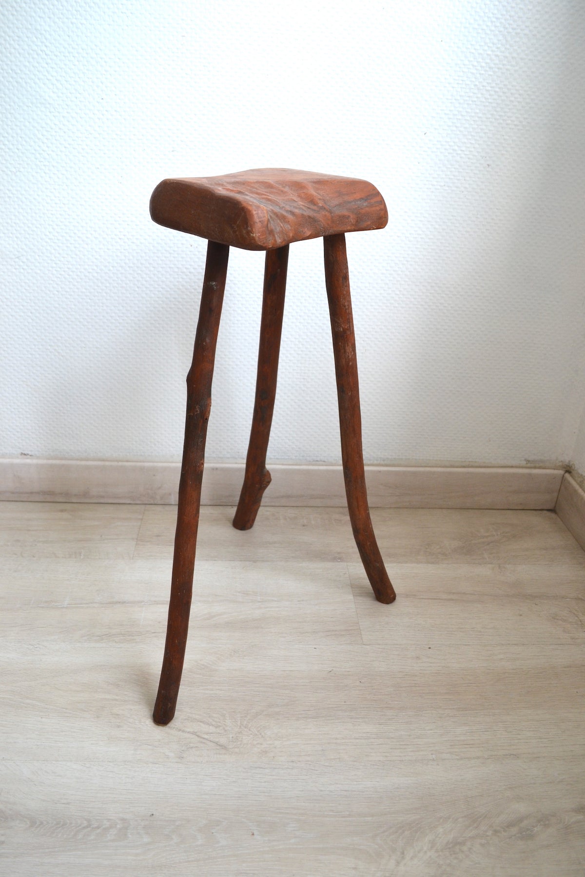 Tabouret tripode organique