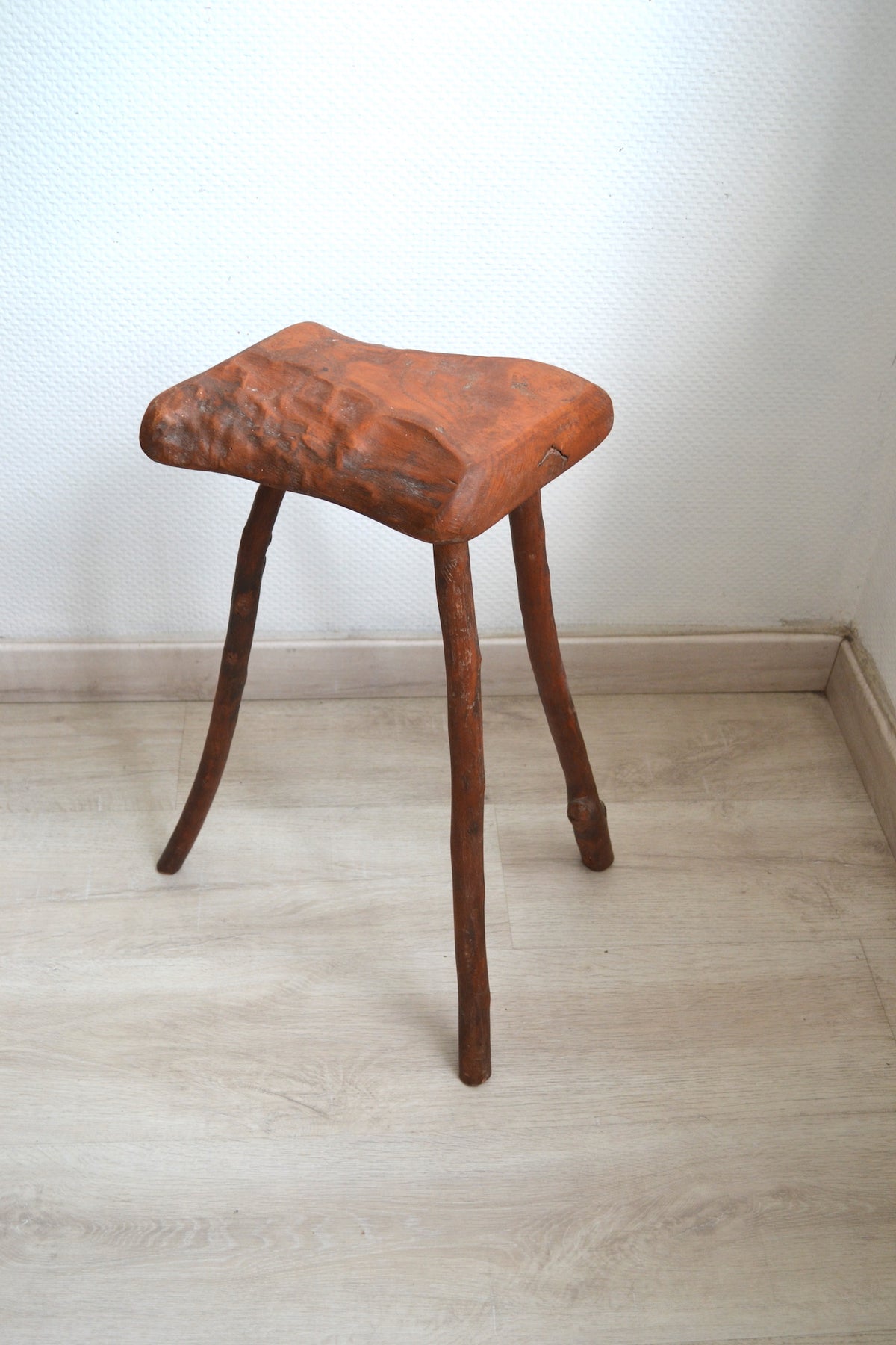 Tabouret tripode organique
