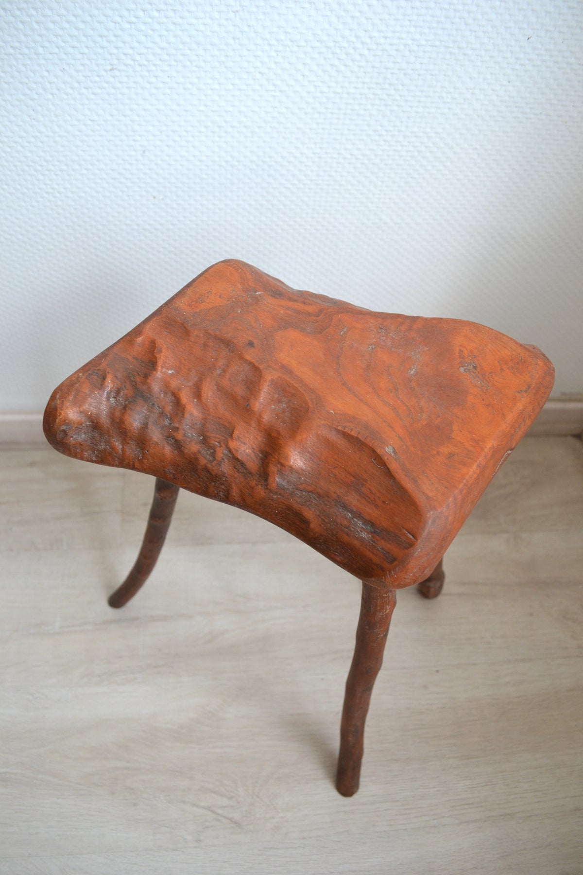 Tabouret tripode organique