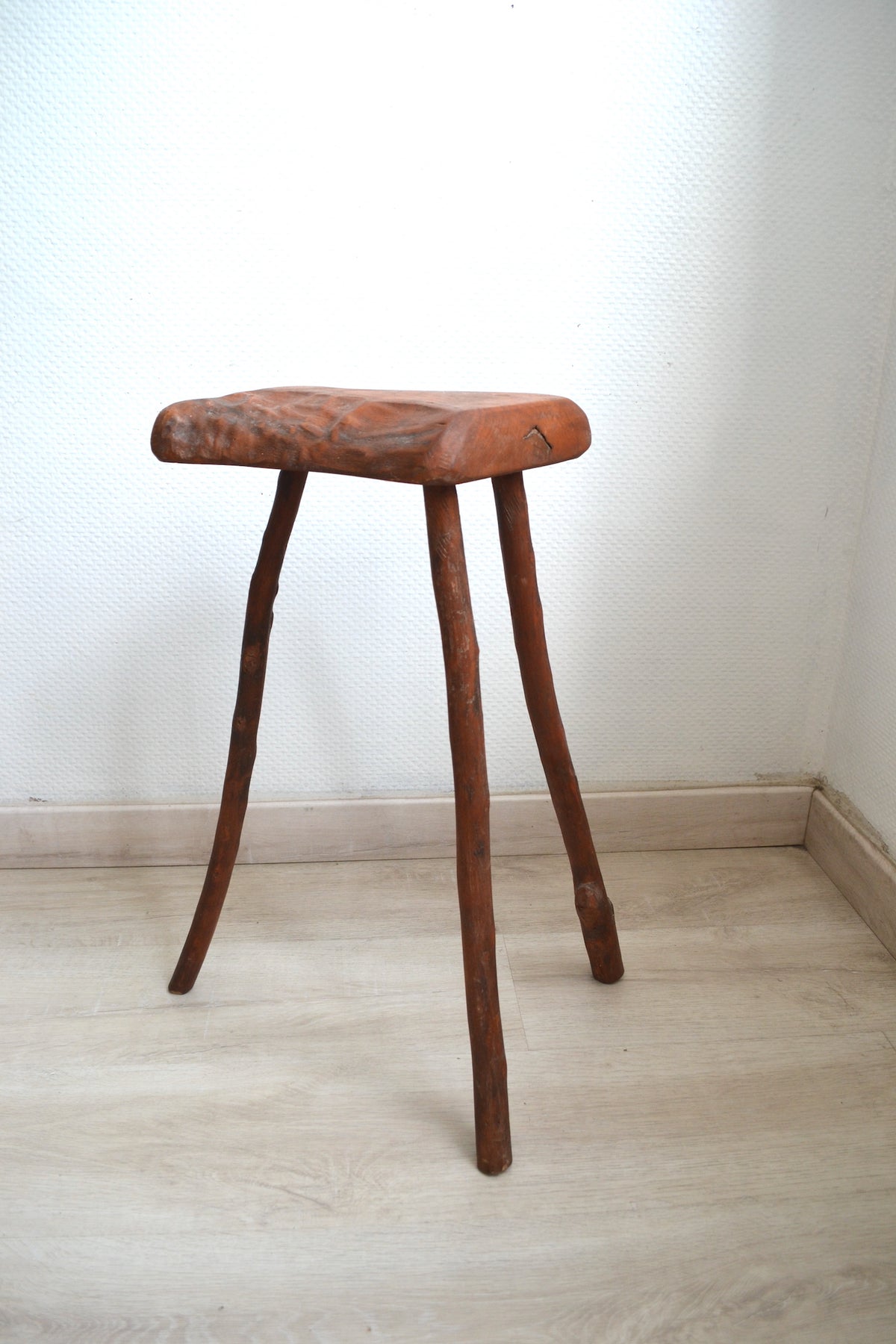 Tabouret tripode organique