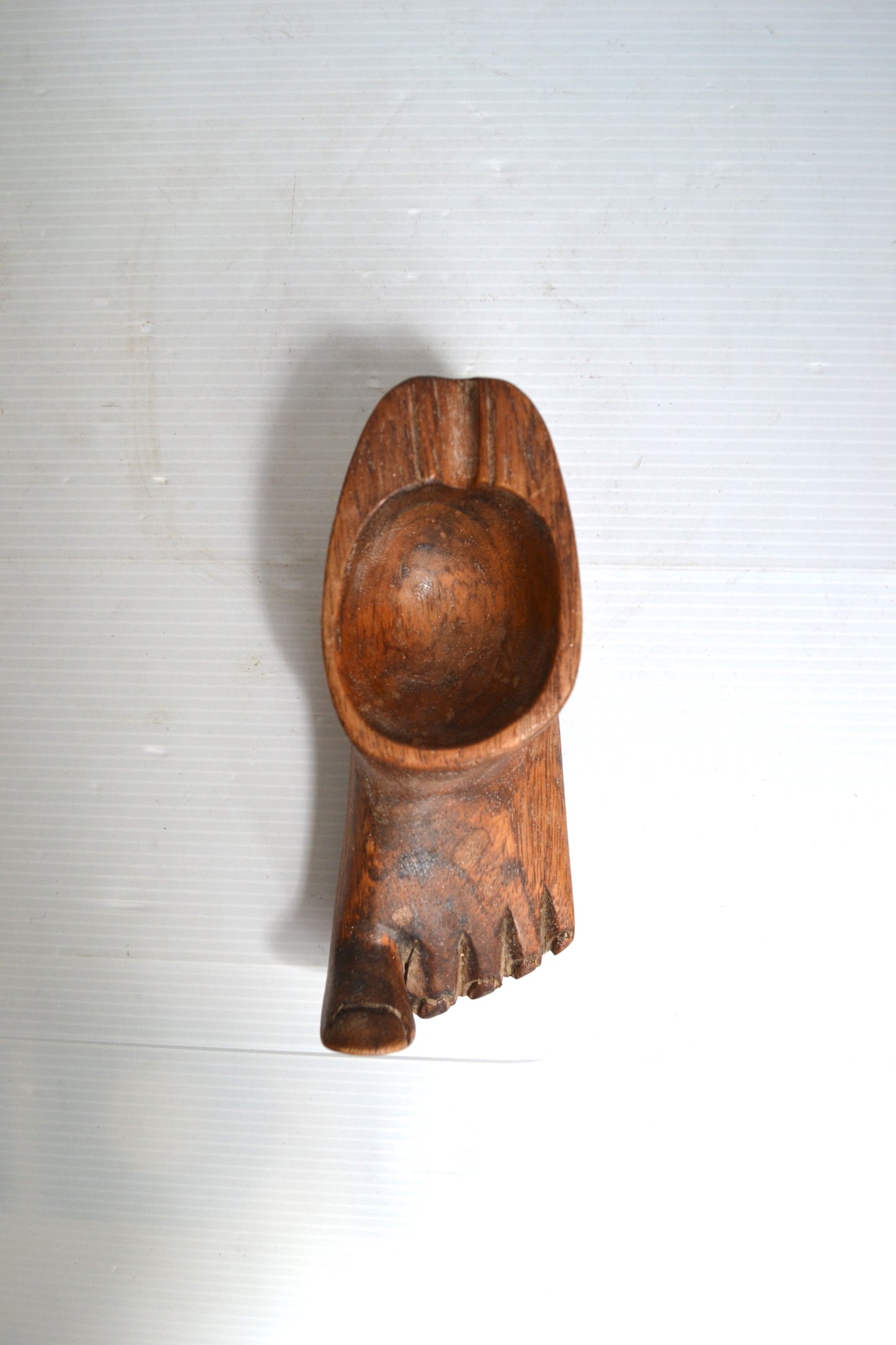 Cendrier pied en bois sculpté