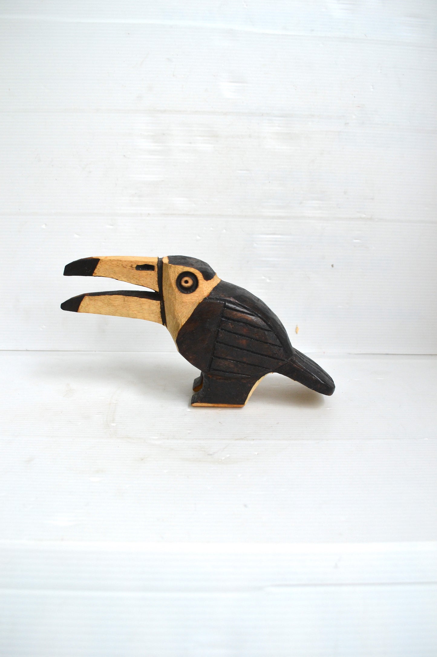 Grande broche fantaisie faite main en bois en forme d'oiseau toucan coloré vintage - France Grande broche fantaisie faite main en bois en forme d'oiseau toucan coloré vintage - France