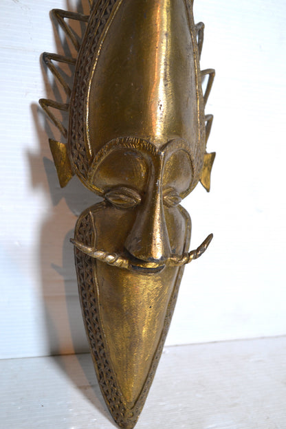 Masque africain en bronze